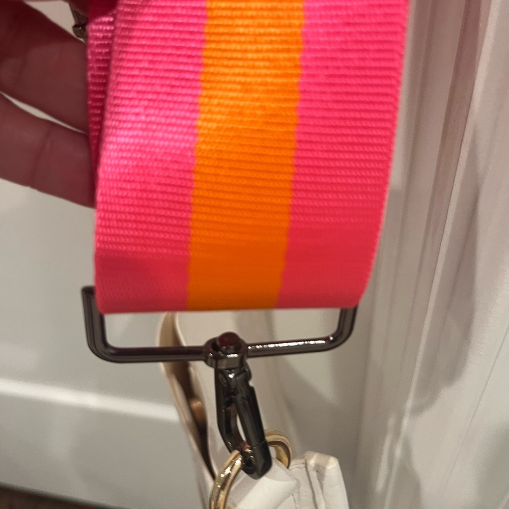 Chic White Shoulder Bag with Vibrant pink Strap - Picture 4 of 7